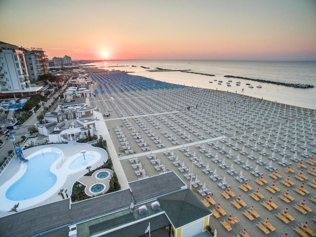 CATTOLICA HOTEL SUITE MEDITERRANEO 3***S - Da Domenica 14 a Domenica 28 Giugno 2026