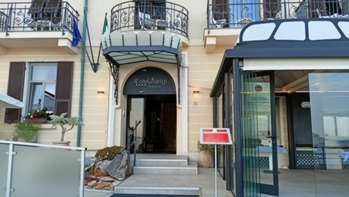 2027 hotel parigi bordighera ingresso 1200x700