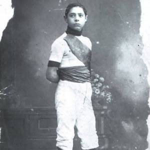 4011 - Pro Sesto 1913. Le origini. Foto del 1910 dalla bacheca di Diego Colombo.  Atleta con la tipica banda delle società ginniche dell’epoca, da cui in seguito prese origine la maglia caratteristica non solo della sezione calcio, ma di tutte le discipline della polisportiva.